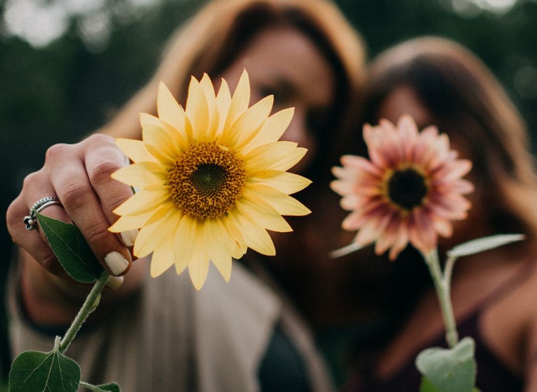 Women with Sunflowers Ovarian Cancer - know the symptoms with BEAT